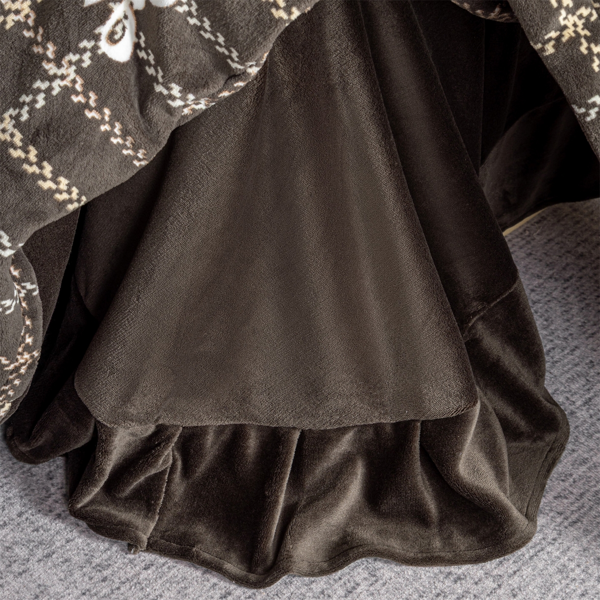 91家纺网 家纺一手货源 找家纺 罗优家纺 2025新款牛奶绒雕花绒四件套 叙境深咖