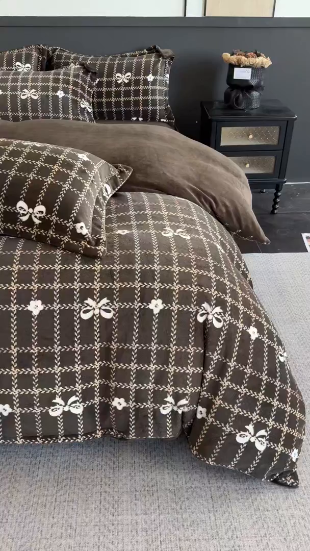 91家纺网 家纺一手货源 找家纺 罗优家纺 2025新款牛奶绒雕花绒四件套 叙境深咖