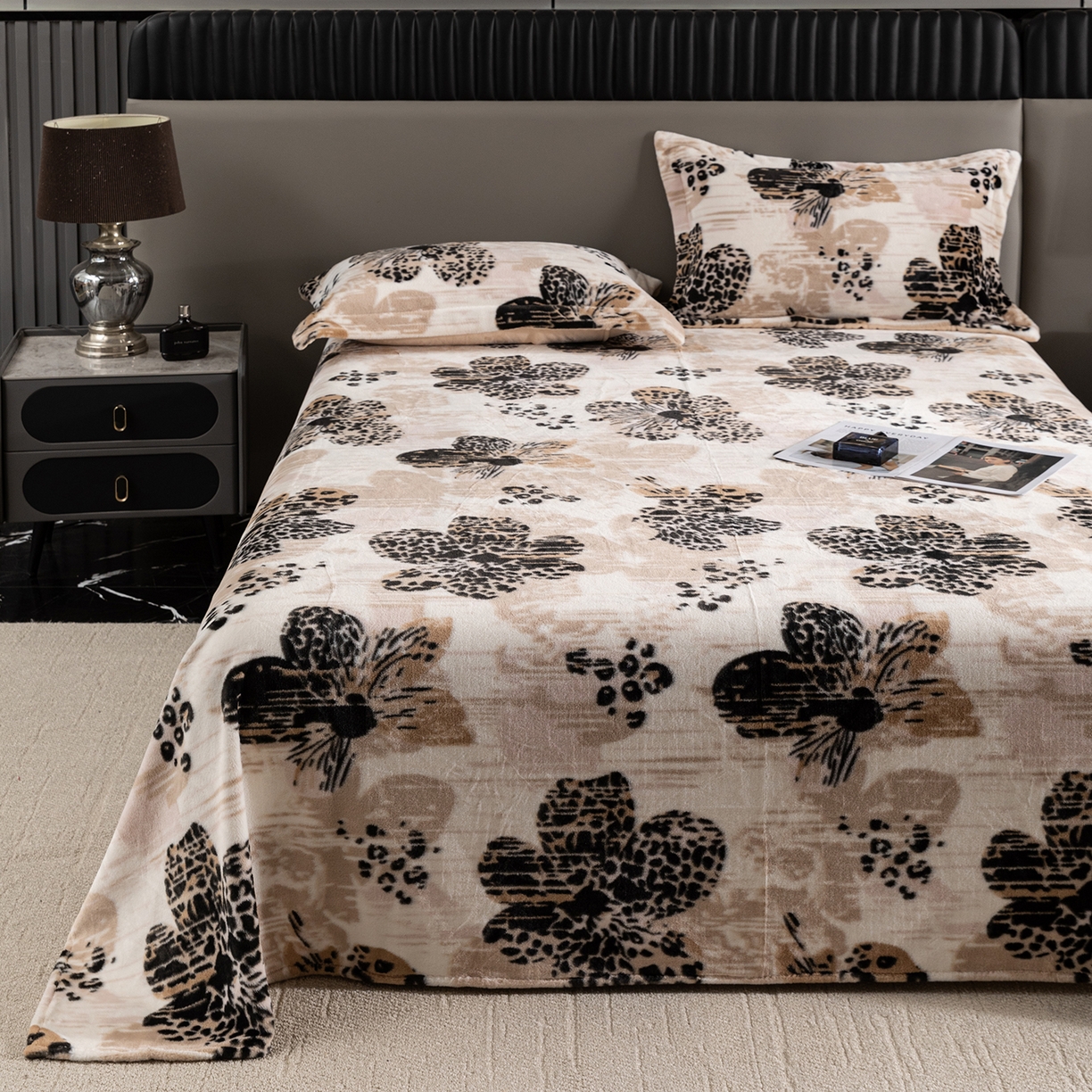 91家纺网 家纺一手货源 找家纺 锦罗绣 2025新款全消光兔绒300克牛奶绒床单 满园金色