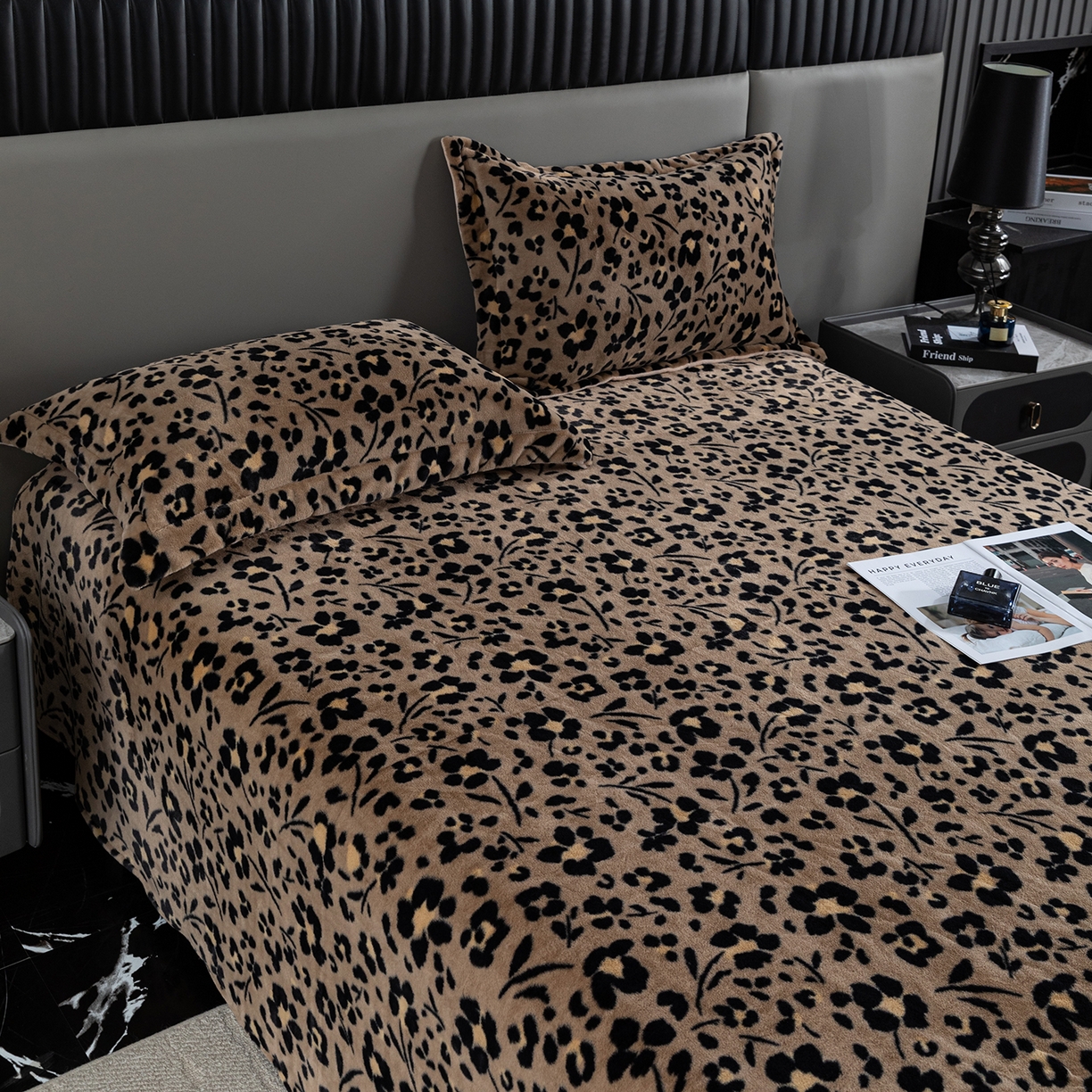 91家纺网 家纺一手货源 找家纺 锦罗绣 2025新款全消光兔绒300克牛奶绒床单 享乐一生