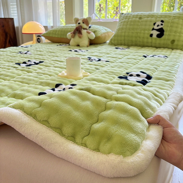 91家纺网 家纺一手货源 找家纺 2025新款印花泡泡兔毛绒床垫学生宿舍床褥软垫 熊猫-绿