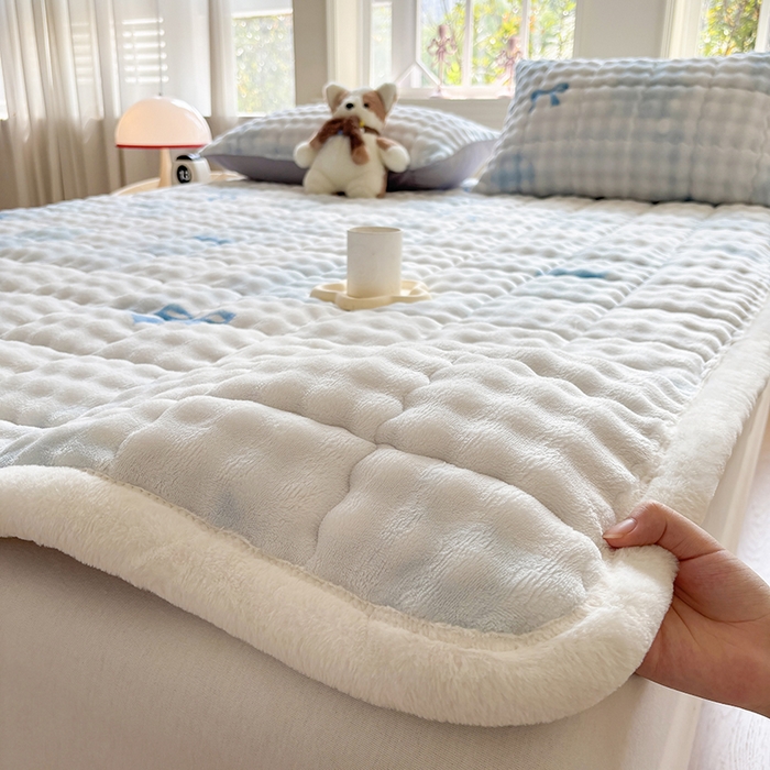 91家纺网 家纺一手货源 找家纺 2025新款印花泡泡兔毛绒床垫学生宿舍床褥软垫 蓝色蝴蝶结