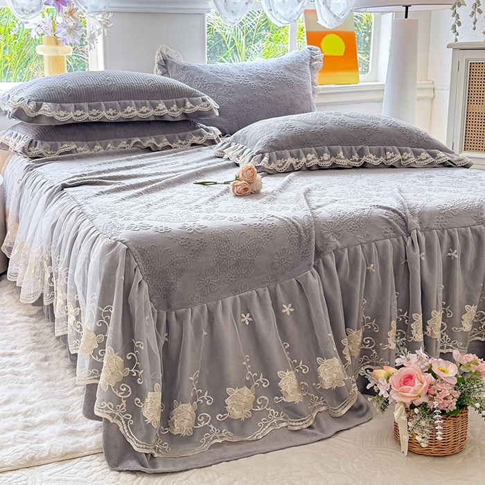 91家纺网 家纺一手货源 找家纺 美达家纺 2025新款牛奶绒雕花系列床裙四件套 床裙-蝴蝶花花-灰