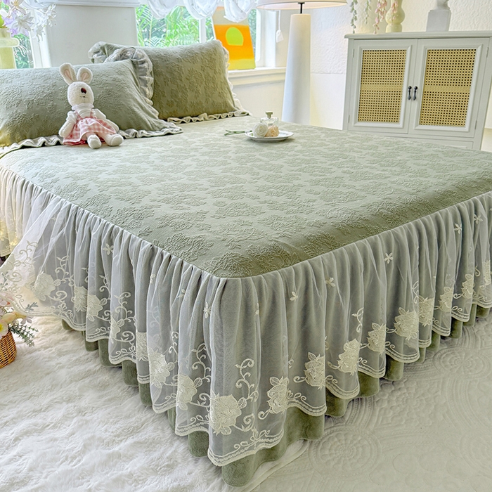 91家纺网 家纺一手货源 找家纺 美达家纺 2025新款牛奶绒雕花系列床裙四件套 床裙-枫叶-绿