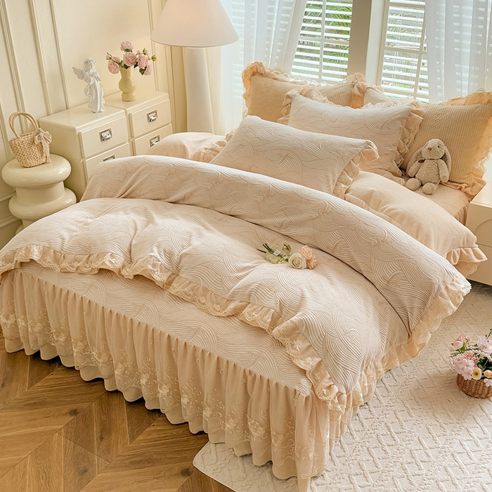 91家纺网 家纺一手货源 找家纺 美达家纺 2025新款牛奶绒雕花系列床裙四件套 床裙-海浪涛涛-米白