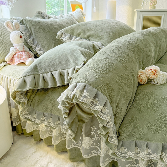 91家纺网 家纺一手货源 找家纺 美达家纺 2025新款牛奶绒雕花系列床裙四件套 床裙-枫叶-绿