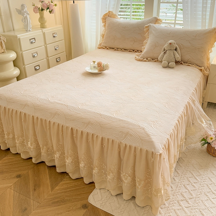 91家纺网 家纺一手货源 找家纺 美达家纺 2025新款牛奶绒雕花系列床裙四件套 床裙-海浪涛涛-米白