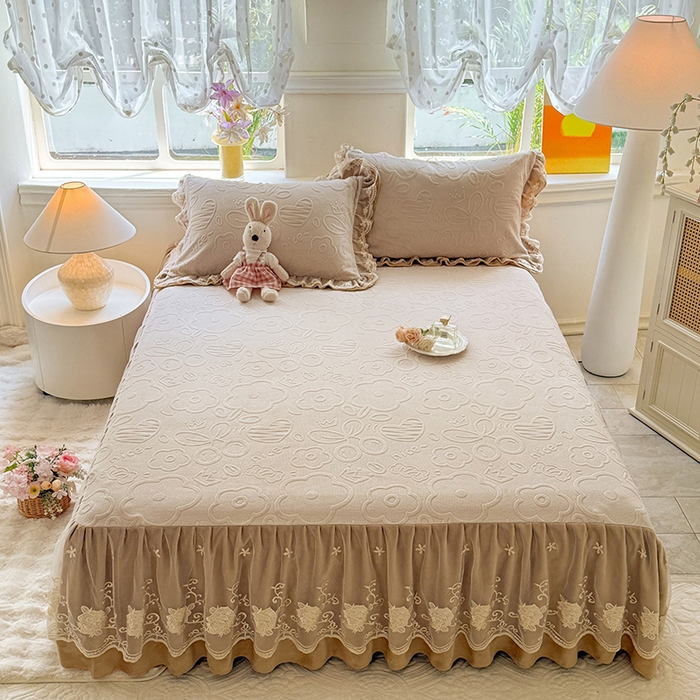 91家纺网 家纺一手货源 找家纺 美达家纺 2025新款牛奶绒雕花系列床裙四件套 床裙-爱心朵朵-咖