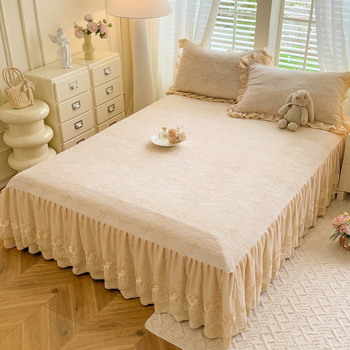 91家纺网 家纺一手货源 找家纺 美达家纺 2025新款牛奶绒雕花系列床裙四件套 床裙-海浪涛涛-米白