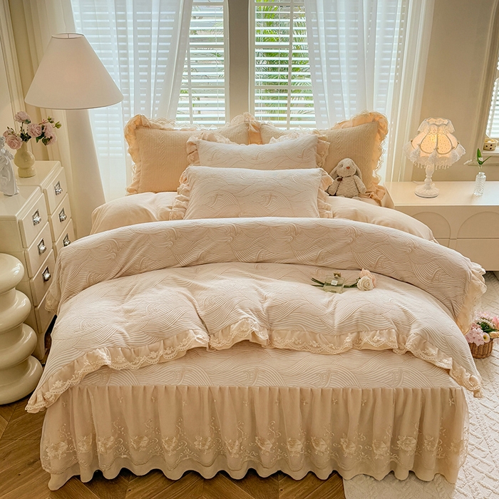 美达家纺 2025新款牛奶绒雕花系列床裙四件套 床裙-海浪涛涛-米白