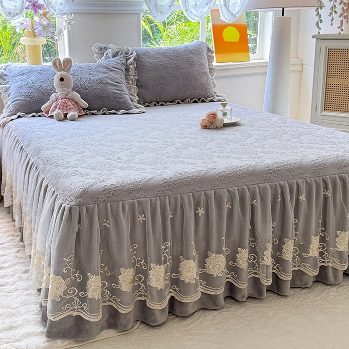 91家纺网 家纺一手货源 找家纺 美达家纺 2025新款牛奶绒雕花系列床裙四件套 床裙-蝴蝶花花-灰