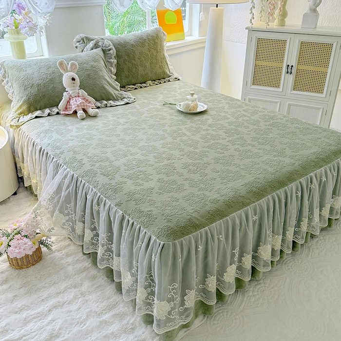 91家纺网 家纺一手货源 找家纺 美达家纺 2025新款牛奶绒雕花系列床裙四件套 床裙-枫叶-绿