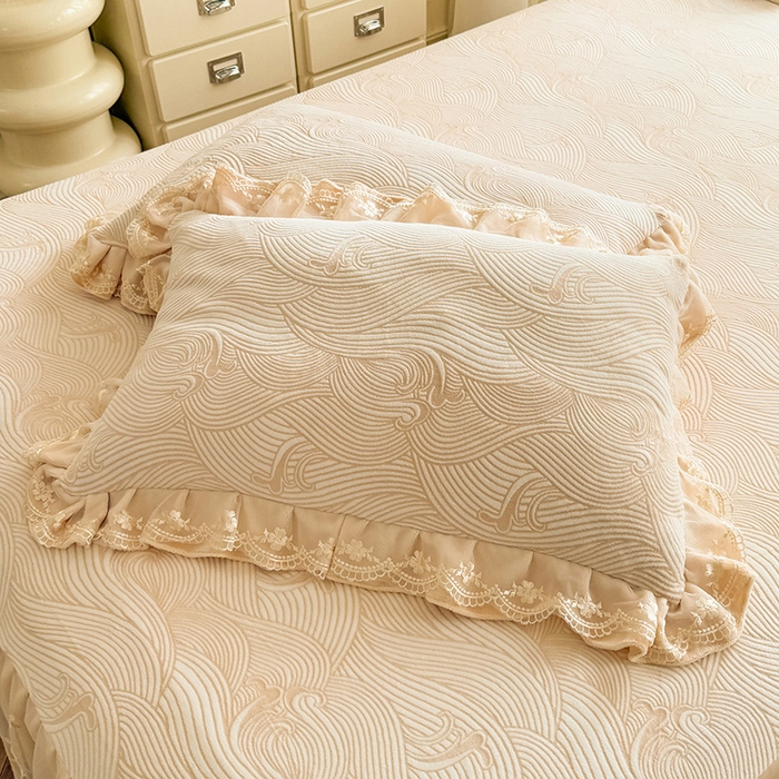 91家纺网 家纺一手货源 找家纺 美达家纺 2025新款牛奶绒雕花系列床裙四件套 床裙-海浪涛涛-米白