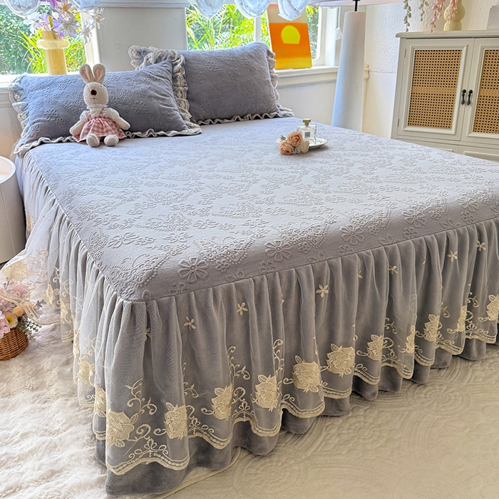 91家纺网 家纺一手货源 找家纺 美达家纺 2025新款牛奶绒雕花系列床裙四件套 床裙-蝴蝶花花-灰