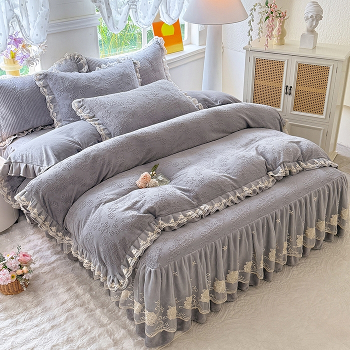 91家纺网 家纺一手货源 找家纺 美达家纺 2025新款牛奶绒雕花系列床裙四件套 床裙-蝴蝶花花-灰