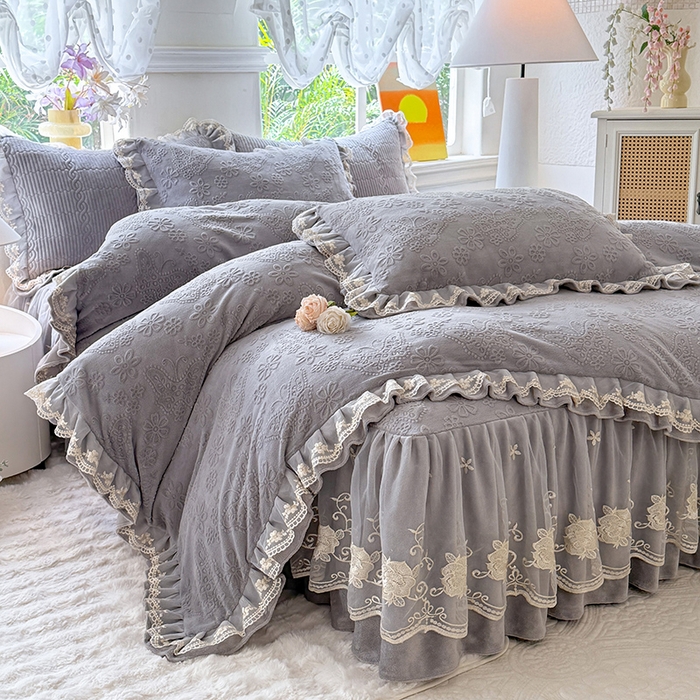 91家纺网 家纺一手货源 找家纺 美达家纺 2025新款牛奶绒雕花系列床裙四件套 床裙-蝴蝶花花-灰