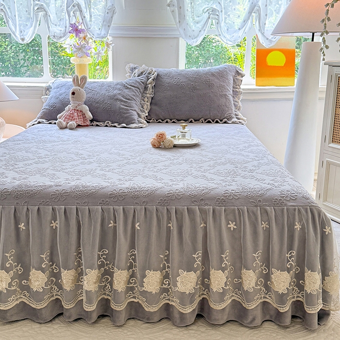 91家纺网 家纺一手货源 找家纺 美达家纺 2025新款牛奶绒雕花系列床裙四件套 床裙-蝴蝶花花-灰