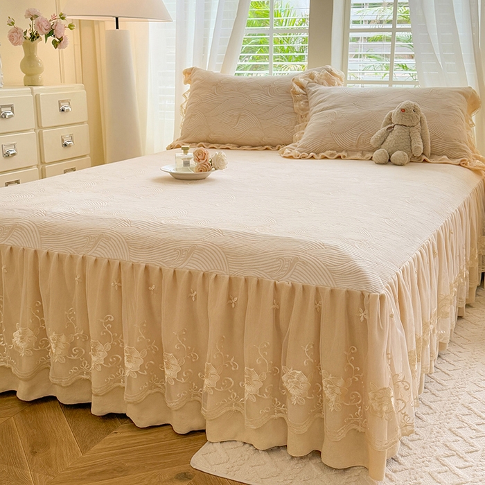 91家纺网 家纺一手货源 找家纺 美达家纺 2025新款牛奶绒雕花系列床裙四件套 床裙-海浪涛涛-米白