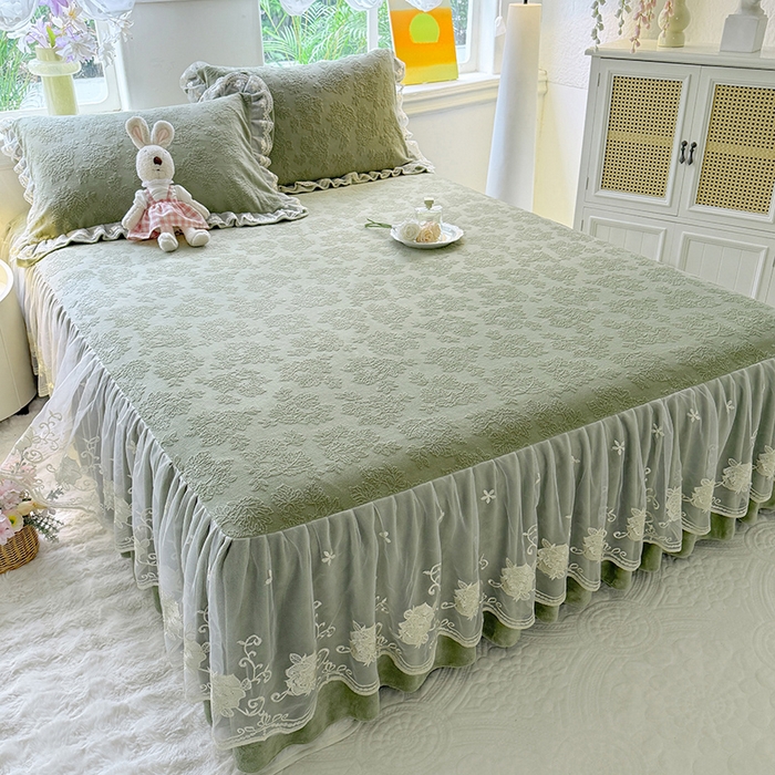 91家纺网 家纺一手货源 找家纺 美达家纺 2025新款牛奶绒雕花系列床裙四件套 床裙-枫叶-绿