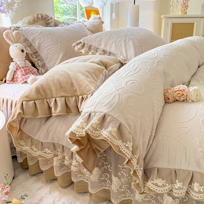 91家纺网 家纺一手货源 找家纺 美达家纺 2025新款牛奶绒雕花系列床裙四件套 床裙-爱心朵朵-咖