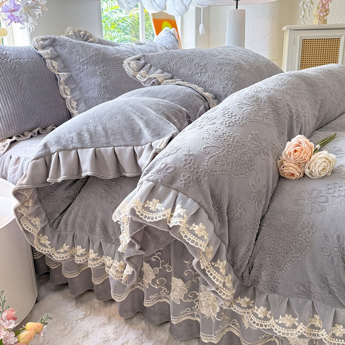 91家纺网 家纺一手货源 找家纺 美达家纺 2025新款牛奶绒雕花系列床裙四件套 床裙-蝴蝶花花-灰