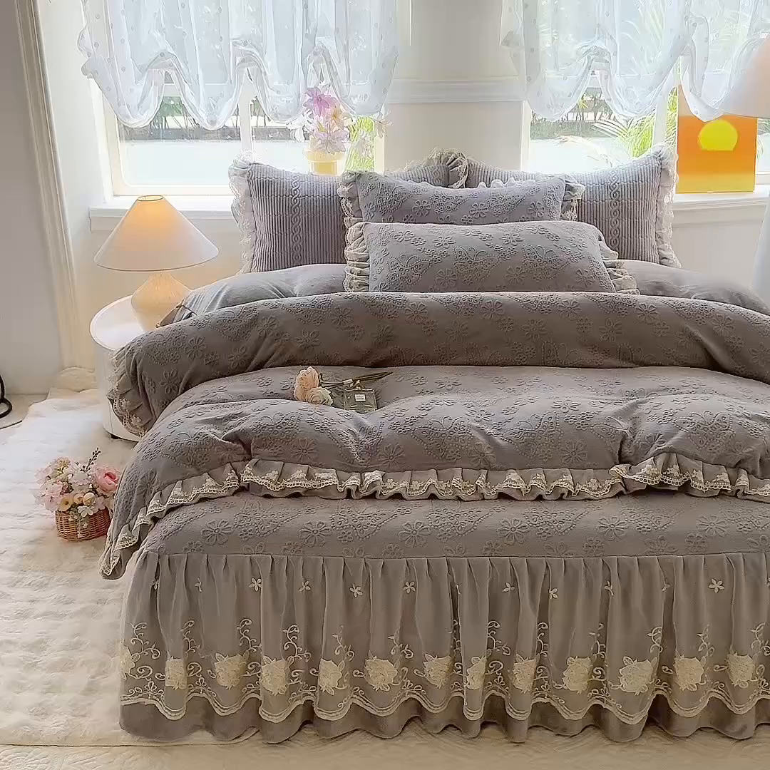 91家纺网 家纺一手货源 找家纺 美达家纺 2025新款牛奶绒雕花系列床裙四件套 床裙-蝴蝶花花-灰