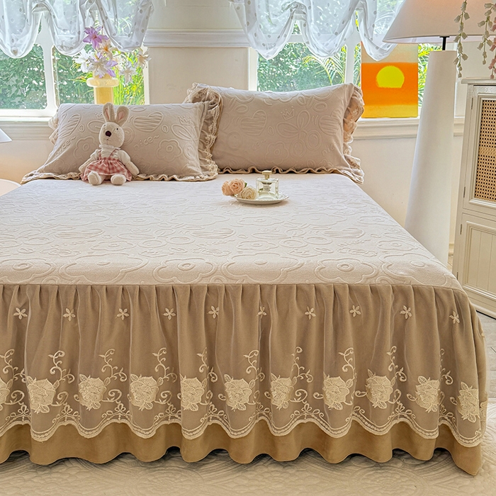 91家纺网 家纺一手货源 找家纺 美达家纺 2025新款牛奶绒雕花系列床裙四件套 床裙-爱心朵朵-咖