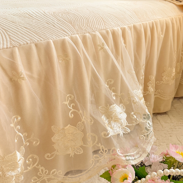 91家纺网 家纺一手货源 找家纺 美达家纺 2025新款牛奶绒雕花系列床裙四件套 床裙-海浪涛涛-米白