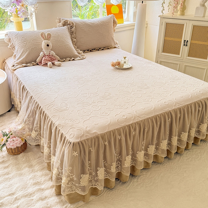 91家纺网 家纺一手货源 找家纺 美达家纺 2025新款牛奶绒雕花系列床裙四件套 床裙-爱心朵朵-咖