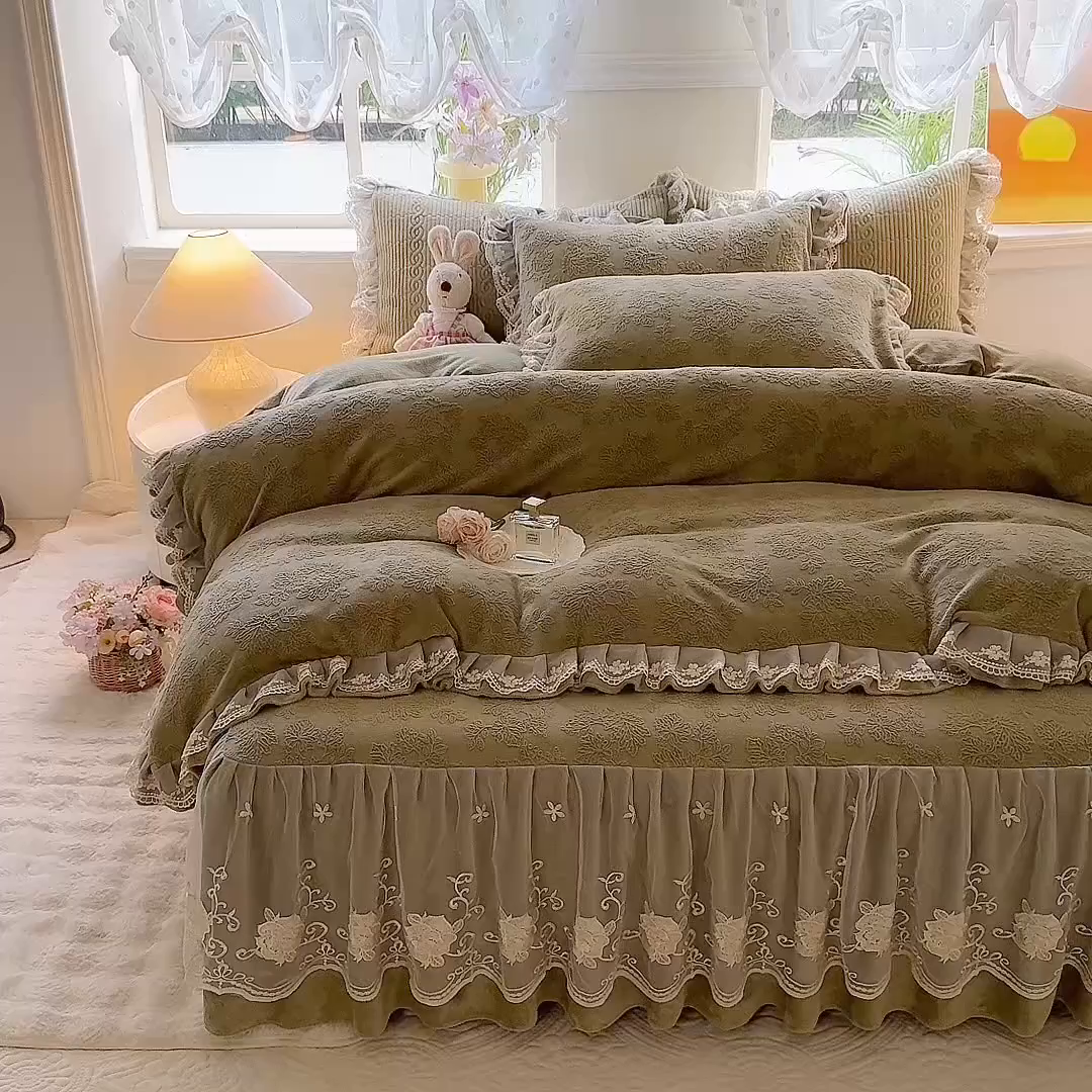 91家纺网 家纺一手货源 找家纺 美达家纺 2025新款牛奶绒雕花系列床裙四件套 床裙-枫叶-绿
