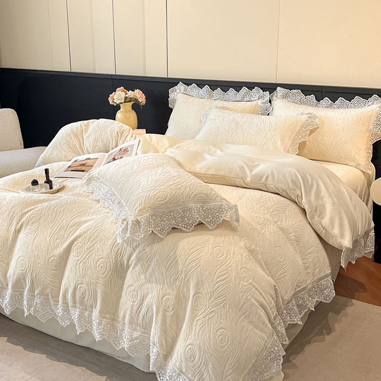 91家纺网 家纺一手货源 找家纺 爱家（原缔乐家纺） 2025新款A类牛奶雕花绒四件套系列 锦羽-奶昔白