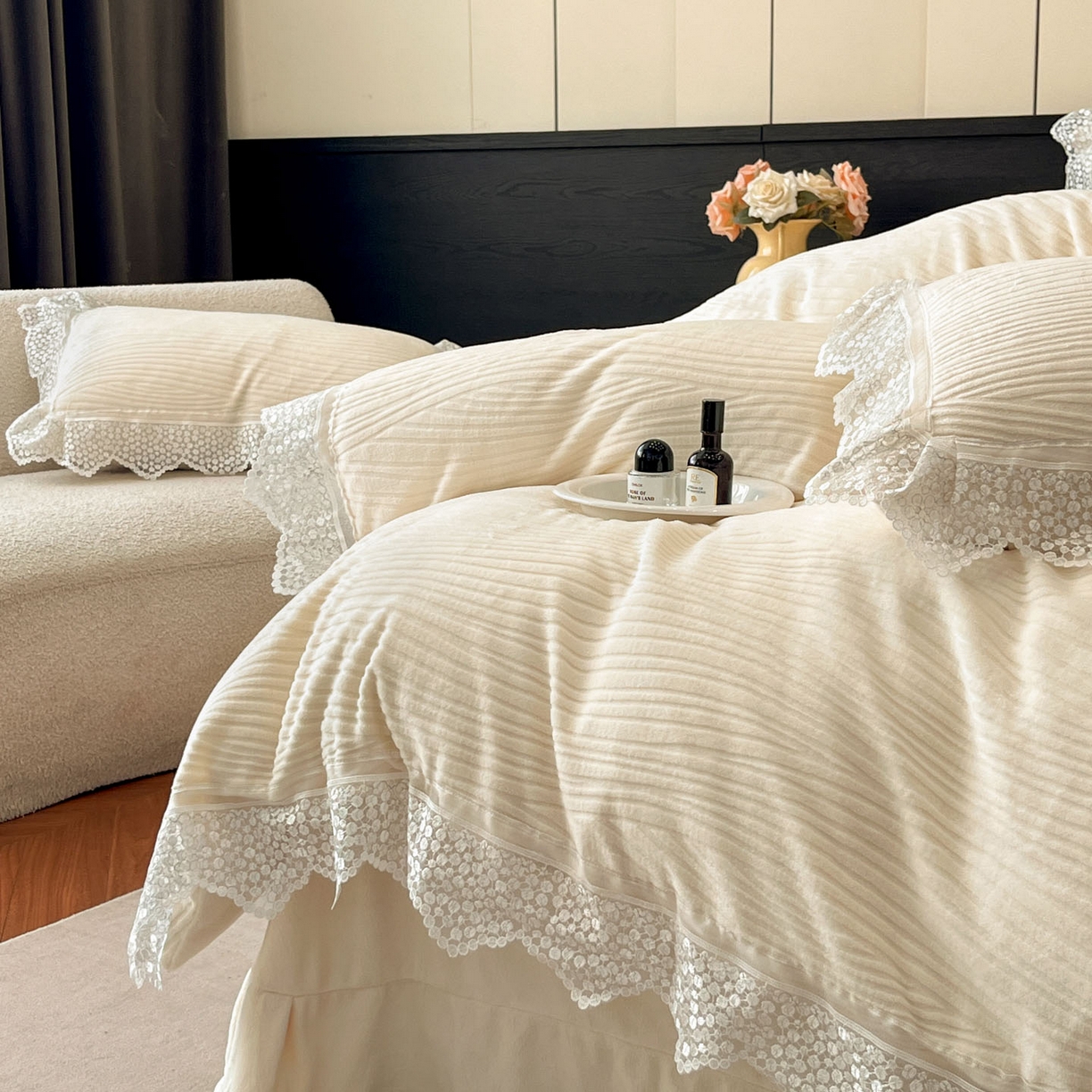 91家纺网 家纺一手货源 找家纺 爱家（原缔乐家纺） 2025新款A类牛奶雕花绒四件套系列 维多利奶昔白