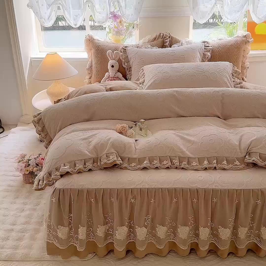 91家纺网 家纺一手货源 找家纺 美达家纺 2025新款牛奶绒雕花系列床裙四件套 床裙-爱心朵朵-咖