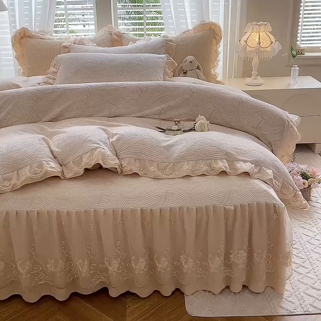 91家纺网 家纺一手货源 找家纺 美达家纺 2025新款牛奶绒雕花系列床裙四件套 床裙-海浪涛涛-米白