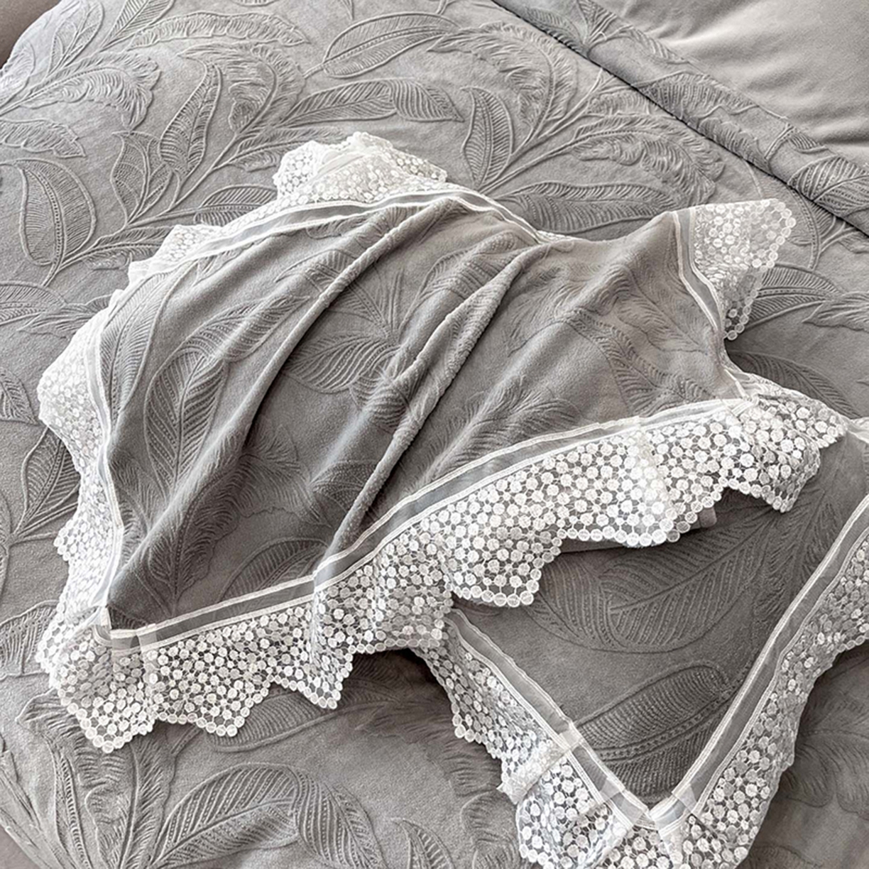 91家纺网 家纺一手货源 找家纺 爱家（原缔乐家纺） 2025新款A类牛奶雕花绒四件套系列 海岛热恋-高雅灰