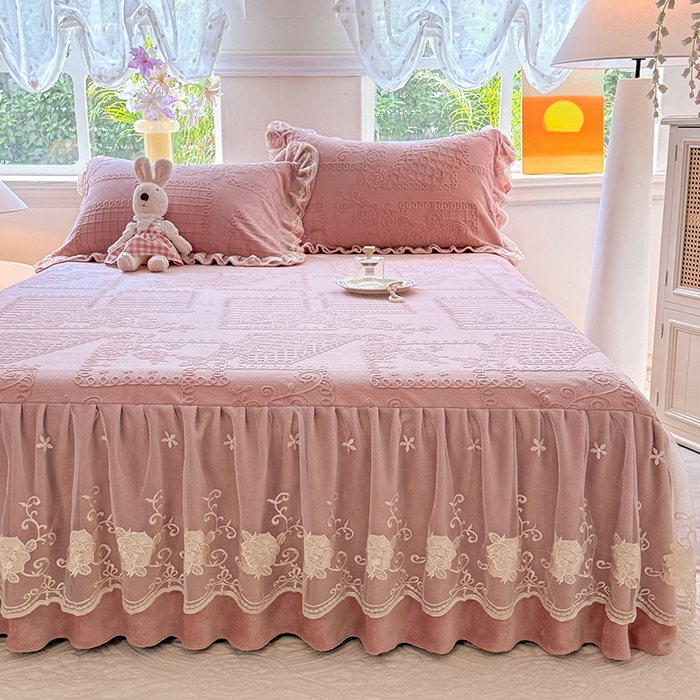 91家纺网 家纺一手货源 找家纺 美达家纺 2025新款牛奶绒雕花系列床裙四件套 床裙-丝丝如花-皮粉