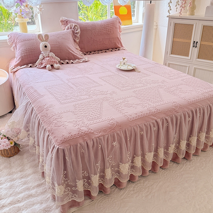 91家纺网 家纺一手货源 找家纺 美达家纺 2025新款牛奶绒雕花系列床裙四件套 床裙-丝丝如花-皮粉