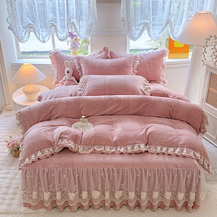 美达家纺 2025新款牛奶绒雕花系列床裙四件套 床裙-丝丝如花-皮粉