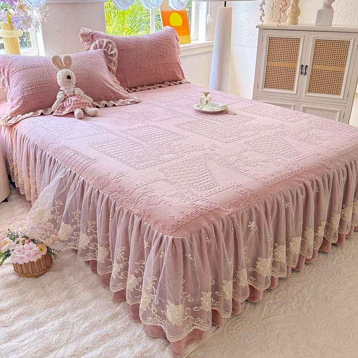 91家纺网 家纺一手货源 找家纺 美达家纺 2025新款牛奶绒雕花系列床裙四件套 床裙-丝丝如花-皮粉