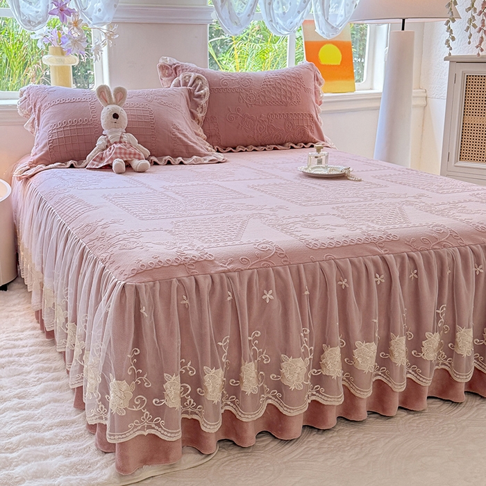 91家纺网 家纺一手货源 找家纺 美达家纺 2025新款牛奶绒雕花系列床裙四件套 床裙-丝丝如花-皮粉