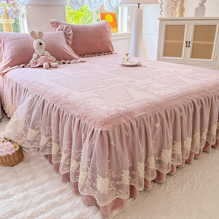 91家纺网 家纺一手货源 找家纺 美达家纺 2025新款牛奶绒雕花系列床裙四件套 床裙-丝丝如花-皮粉