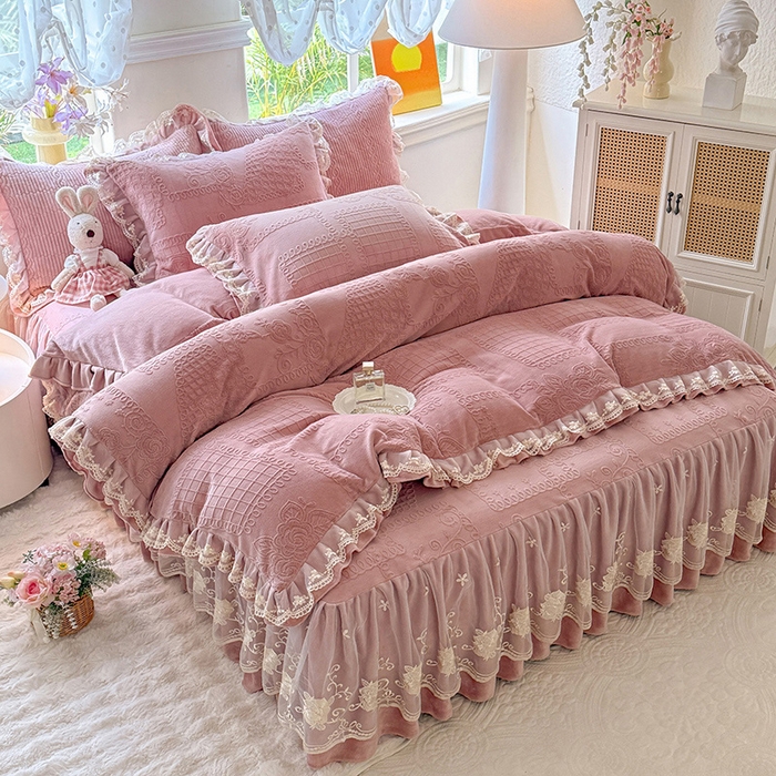 91家纺网 家纺一手货源 找家纺 美达家纺 2025新款牛奶绒雕花系列床裙四件套 床裙-丝丝如花-皮粉