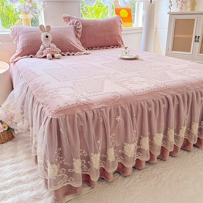 91家纺网 家纺一手货源 找家纺 美达家纺 2025新款牛奶绒雕花系列床裙四件套 床裙-丝丝如花-皮粉