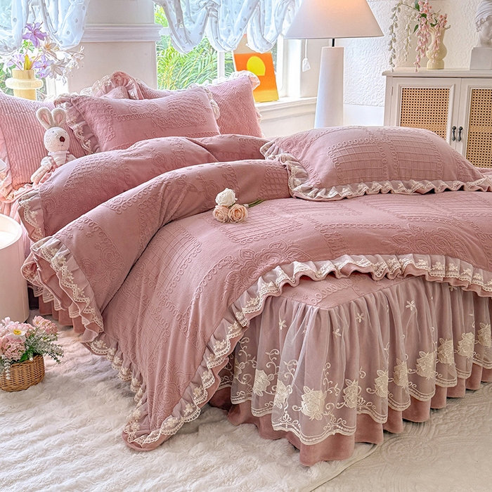 91家纺网 家纺一手货源 找家纺 美达家纺 2025新款牛奶绒雕花系列床裙四件套 床裙-丝丝如花-皮粉