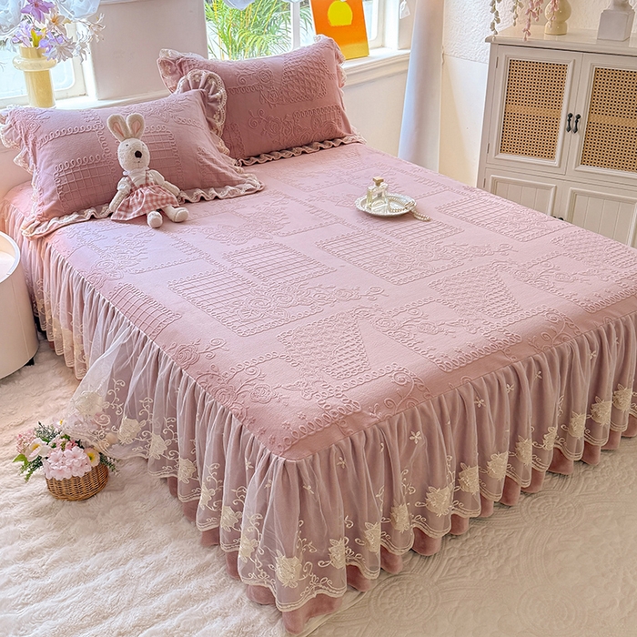 91家纺网 家纺一手货源 找家纺 美达家纺 2025新款牛奶绒雕花系列床裙四件套 床裙-丝丝如花-皮粉