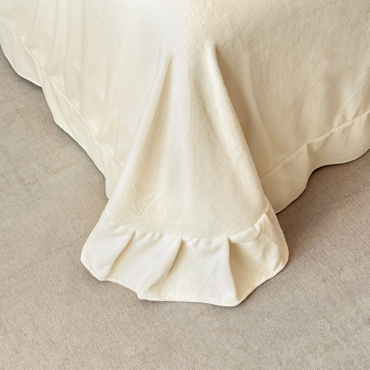 91家纺网 家纺一手货源 找家纺 爱家（原缔乐家纺） 2025新款A类牛奶雕花绒四件套系列 维多利奶昔白