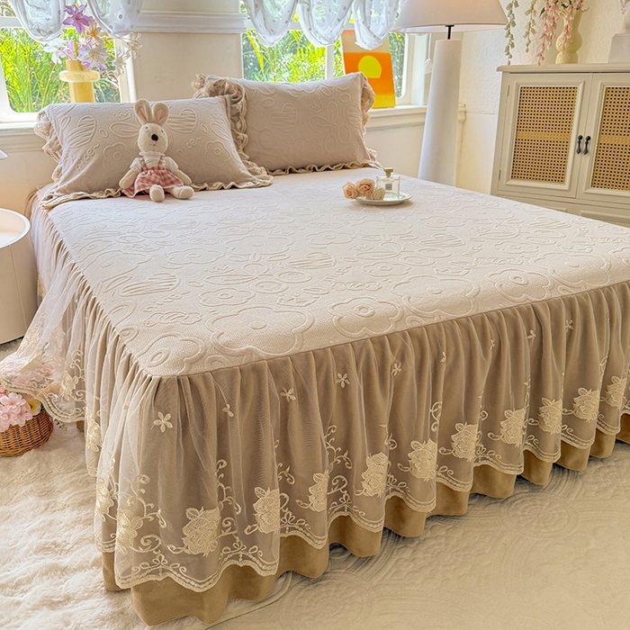 91家纺网 家纺一手货源 找家纺 美达家纺 2025新款牛奶绒雕花系列床裙四件套 床裙-爱心朵朵-咖