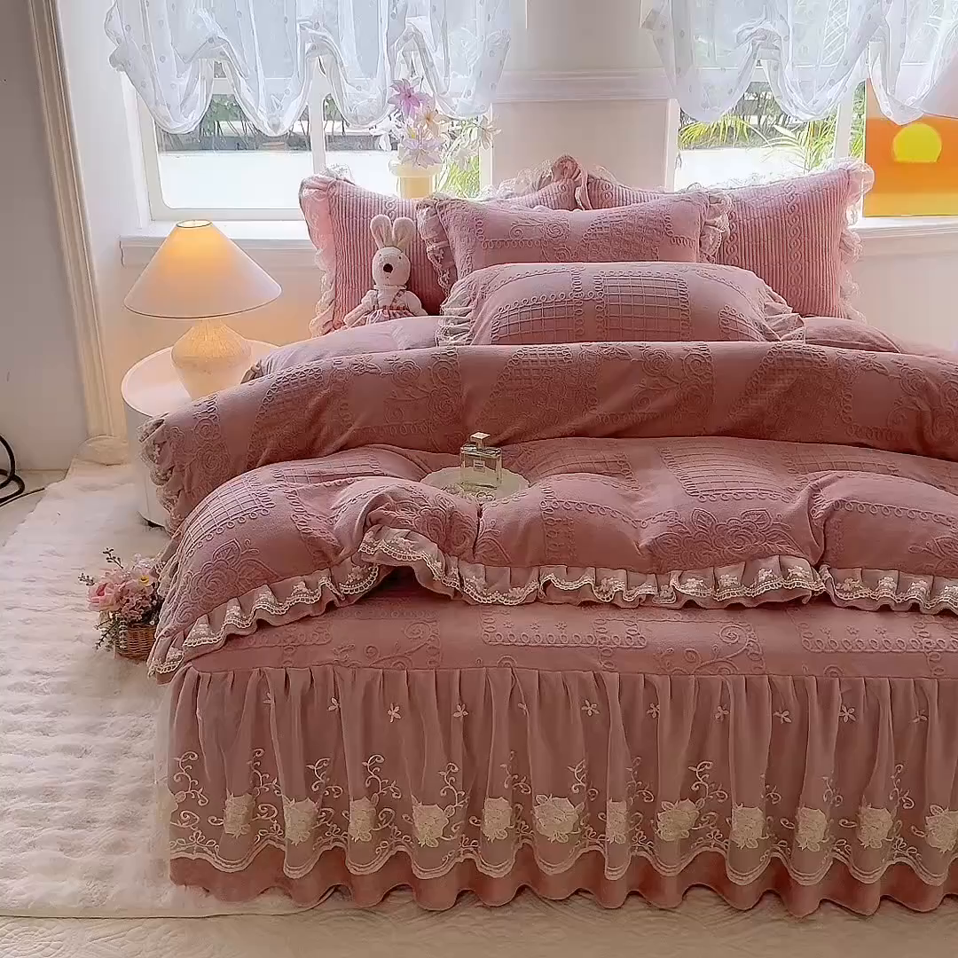 91家纺网 家纺一手货源 找家纺 美达家纺 2025新款牛奶绒雕花系列床裙四件套 床裙-丝丝如花-皮粉