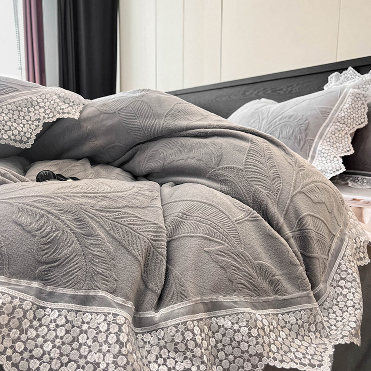 91家纺网 家纺一手货源 找家纺 爱家（原缔乐家纺） 2025新款A类牛奶雕花绒四件套系列 海岛热恋-高雅灰
