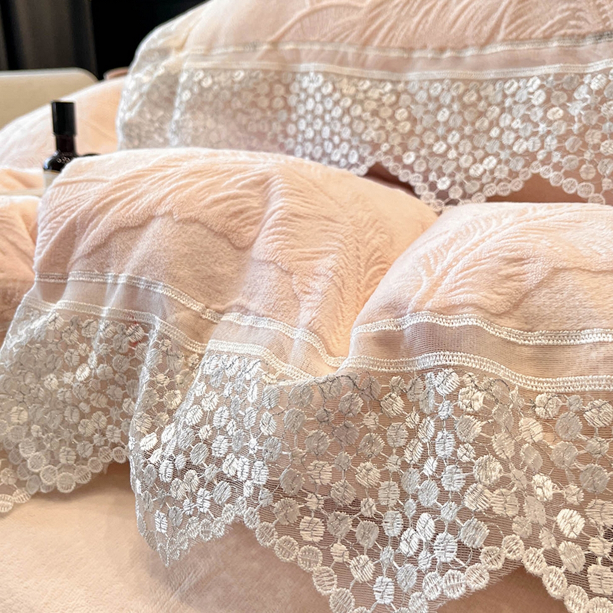 91家纺网 家纺一手货源 找家纺 爱家（原缔乐家纺） 2025新款A类牛奶雕花绒四件套系列 海岛热恋公主粉